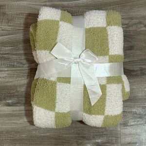 ! NEW ! Green and White Thick Cozy Checkered Throw Blanket